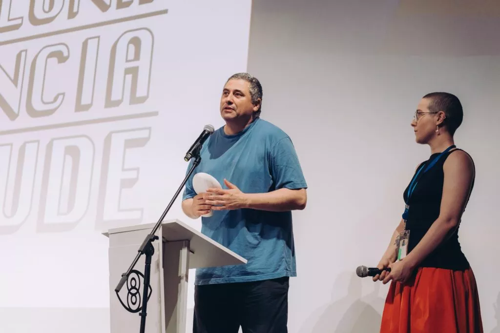 Radu Jude: “Tiendo a ver la parte ridícula de la vida y creo que es necesario que exista”